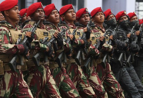 Sejumlah prajurit Komando Pasukan Khusus (Kopassus) mengikuti defile pasukan saat gladi bersih Hari Ulang Tahun (HUT) ke-80 Tentara Nasional Indonesia (TNI) di Monas, Jakarta, Jumat (3/10/2025).