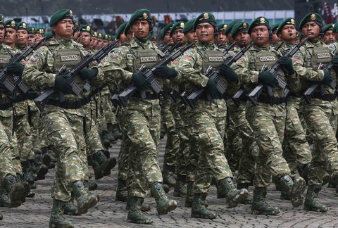 Prajurit Komando Cadangan Strategis Angkatan Darat (Kostrad) mengikuti defile pasukan saat gladi bersih Hari Ulang Tahun (HUT) ke-80 Tentara Nasional Indonesia (TNI) di Monas, Jakarta, Jumat (3/10/2025).