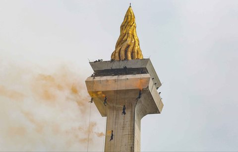 Prajurit TNI melakukan aksi rappeling dari atas tugu Monas saat gladi bersih Hari Ulang Tahun (HUT) ke-80 Tentara Nasional Indonesia (TNI) di Monas, Jakarta, Jumat (3/10/2025).
