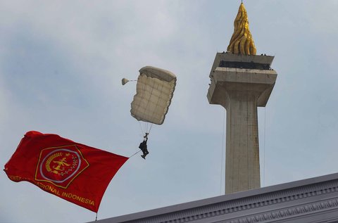 Penerjun TNI saat gladi bersih  HUT ke-80 TNI di Monas, Jakarta, Jumat (3/10/2025).