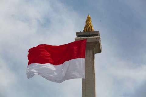 Bendera merah putih  raksasa dibarkan saay gladi bersih Hari Ulang Tahun (HUT) ke-80 Tentara Nasional Indonesia (TNI) di Monas, Jakarta, Jumat (3/10/2025).