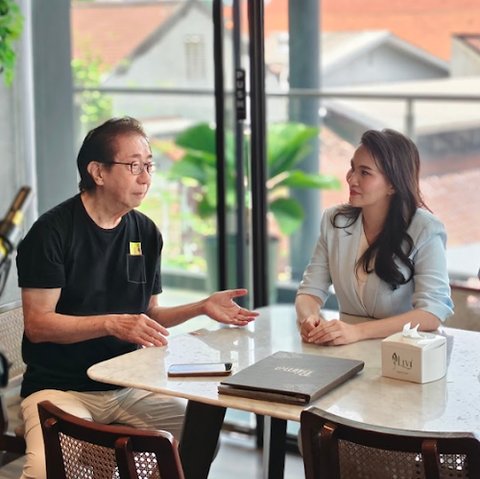 Direktur Sido Muncul Dr. (H.C.) Irwan Hidayat berbincang dengan Gubernur Maluku Utara Sherly Tjoanda Laos di Restoran Bima Yamgor, Jakarta, Rabu (1/10/2025).