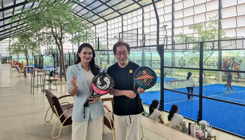 Direktur Sido Muncul Dr. (H.C.) Irwan Hidayat dan Gubernur Maluku Utara Sherly Tjoanda Laos di lapangan Padel &ldquo;Mr Padel Cipete&rdquo;, Jakarta, Rabu (1/10/2025).