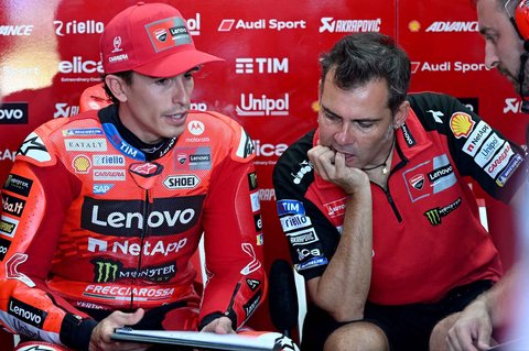 Pembalap MotoGP Spanyol dari Tim Ducati Lenovo, Marc Marquez (kiri), bersiap untuk sesi latihan bebas jelang MotoGP Grand Prix Indonesia di Sirkuit Internasional Mandalika, Mandalika, Nusa Tenggara Barat, Jumat (03/10/2025).