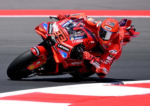 Pembalap MotoGP Spanyol dari Tim Ducati Lenovo, Marc Marquez, memacu motornya di sesi latihan bebas jelang MotoGP Grand Prix Indonesia di Sirkuit Internasional Mandalika, Mandalika, Nusa Tenggara Barat, Jumat (03/10/2025).