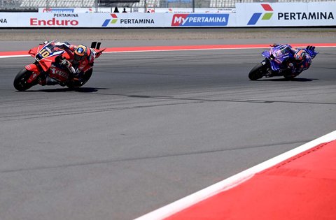 Pembalap MotoGP Italia tim Honda HRC Castrol Luca Marini (kiri) dan pebalap MotoGP Australia dari tim Prima Pramac Yamaha MotoGP Jack Miller berkendara saat latihan bebas jelang Grand Prix MotoGP Indonesia di Sirkuit Internasional Mandalika di Mandalika, Nusa Tenggara Barat, Jumat (03/10/2025).