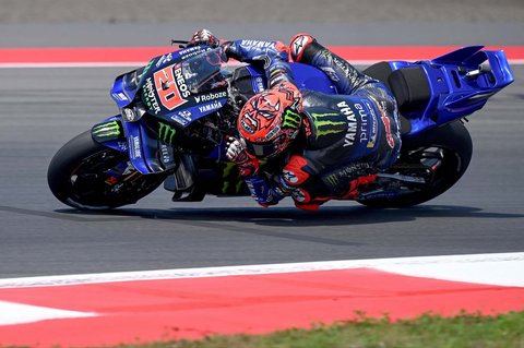 Pembalap tim Monster Energy Yamaha MotoGP Prancis Fabio Quartararo berkendara saat latihan bebas jelang Grand Prix MotoGP Indonesia di Sirkuit Internasional Mandalika di Mandalika, Nusa Tenggara Barat,  Jumat (03/10/2025).