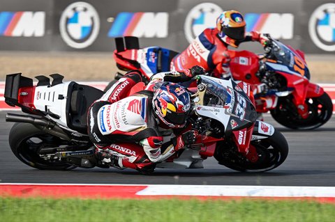 Pembalap MotoGP Thailand dari tim LRC Honda, Somkiat Chantra, sedang berlatih di sesi latihan jelang MotoGP Grand Prix Indonesia di Sirkuit Internasional Mandalika, Mandalika, Nusa Tenggara Barat, Jumat (03/10/2025).