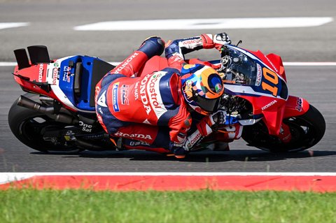 Pembalap MotoGP Italia tim Honda HRC Castrol, Luca Marini, berkendara saat sesi latihan jelang Grand Prix MotoGP Indonesia di Sirkuit Internasional Mandalika di Mandalika, Nusa Tenggara Barat, Jumat (03/10/2025).