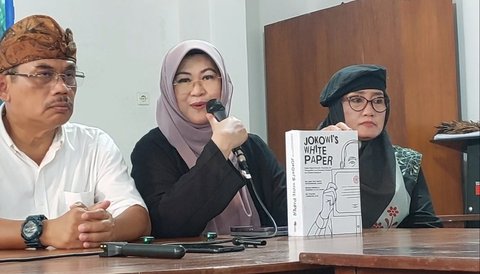 Roy Suryo, Tifauzia Tyassuma atau Dokter Tifa dan Refly Harun di acara diskusi bedah buku berjudul 'Jokowi's White Paper' di Gedung Umat Islam, Kartopuran, Solo, Jumat (3/10).