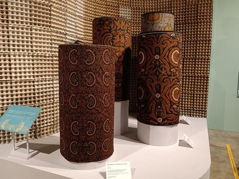 Wakil Menteri Kebudayaan Giring Ganesha dan istri menghadiri pameran batik Kukuruyuk di Museum Batik Indonesia. (dok. Liputan6.com/Dinny Mutiah)