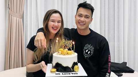 Deddy Corbuzier dan Sabrina baru saja merayakan ulang tahun pernikahan pertama. Suka duka dirasakan selama membina rumah tangga setelah setahun. Mantan finalis Puteri Indonesia itu menyebut a