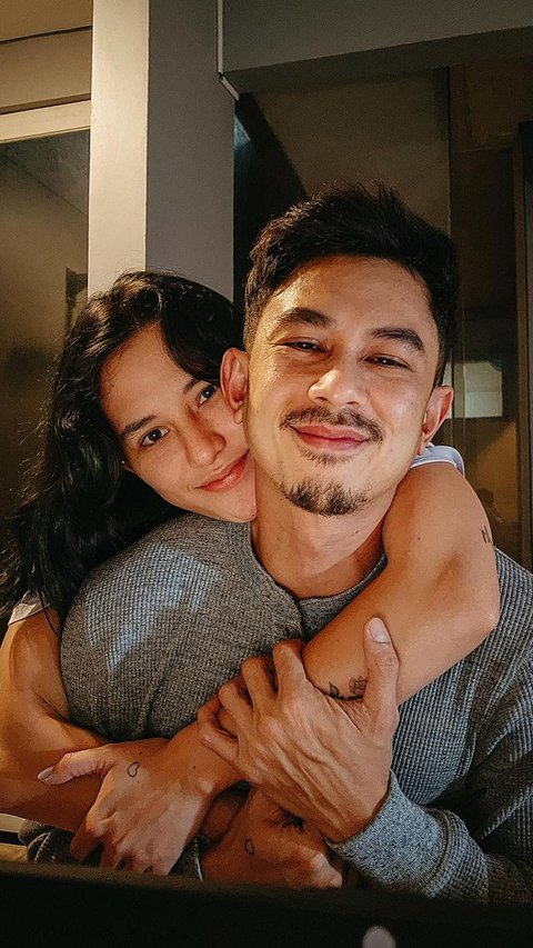 Deddy Corbuzier dan Sabrina baru saja merayakan ulang tahun pernikahan pertama. Suka duka dirasakan selama membina rumah tangga setelah setahun. Mantan finalis Puteri Indonesia itu menyebut a