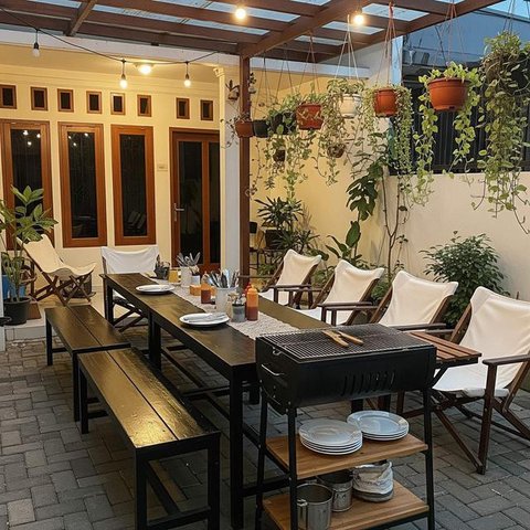 Makeover Halaman Depan Jadi Tempat Nongkrong Nyaman. Foto: Gemini