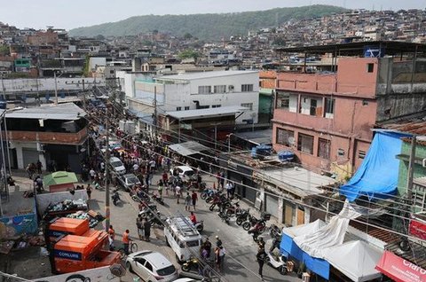 Seorang perempuan pada Rabu (29/10/2025), meratapi jenazah korban yang tewas sehari sebelumnya dalam operasi polisi yang menargetkan geng Red Command di favela Complexo da Penha, Rio