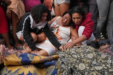Seorang perempuan pada Rabu (29/10/2025), meratapi jenazah korban yang tewas sehari sebelumnya dalam operasi polisi yang menargetkan geng Red Command di favela Complexo da Penha, Rio