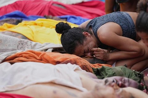 Kerabat pada Rabu (29/10/2025), meratapi jenazah korban yang tewas sehari sebelumnya dalam operasi polisi yang menargetkan geng Red Command di favela Complexo da Penha, Rio de Janeiro