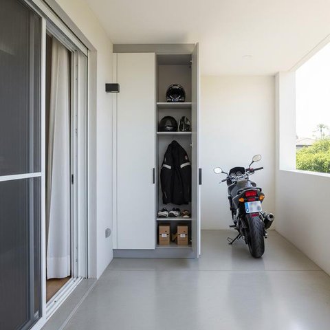 Desain Teras Rumah Sempit Tapi Tetap Muat Motor (AI)