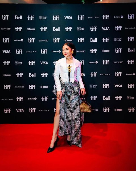 Prilly Latuconsia memakai batik yang dipadukan dengan kebaya modern model kutu baru berwarna putih. (dok. Instagram @prillylatuconsina/https://www.instagram.com/p/DJD4EUAzL31/?img_index=1)