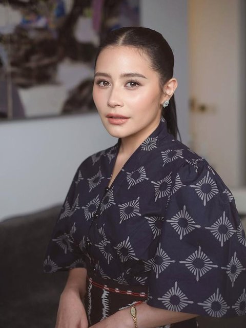 Prilly Latuconsia memakai batik yang dipadukan dengan kebaya modern model kutu baru berwarna putih. (dok. Instagram @prillylatuconsina/https://www.instagram.com/p/DJD4EUAzL31/?img_index=1)