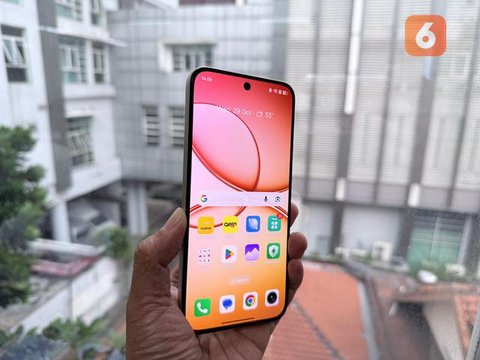 Realme 15T varian Flowing Silver yang memiliki tekstur terinspirasi dari kain sutra dengan corak seperti marmer. Liputan6.com/Iskandar