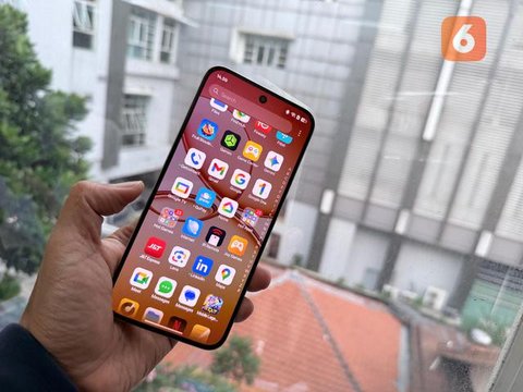 Realme 15T varian Flowing Silver yang memiliki tekstur terinspirasi dari kain sutra dengan corak seperti marmer. Liputan6.com/Iskandar