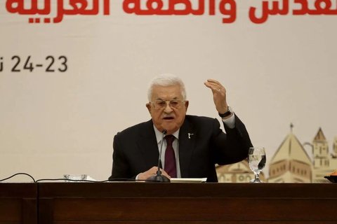 Presiden Palestina Mahmoud Abbas menghadiri pertemuan Dewan Pusat Organisasi Pembebasan Palestina (PLO) di Ramallah, Tepi Barat pada 23 April 2025.