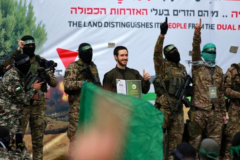 Sandera Israel Omer Shem-Tov mencium kening pejuang Hamas selama upacara pembebasannya yang berlangsung di wulayah Nuseirat, Jalur Gaza tengah, pada 22 Februari 2025.