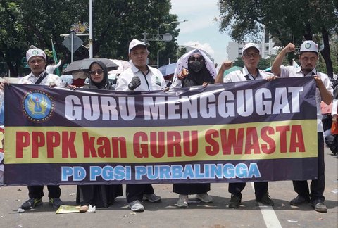 Sejumlah guru honorer madrasah swasta menggelar aksi demonstrasi dengan membawa spanduk tuntutan dan berorasi di Jalan Medan Merdeka Selatan, Gambir, Jakarta Pusat, Kamis (30/10/2025).