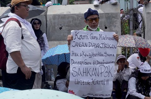 Sejumlah guru honorer madrasah swasta menggelar aksi demonstrasi dengan membawa spanduk tuntutan dan berorasi di Jalan Medan Merdeka Selatan, Gambir, Jakarta Pusat, Kamis (30/10/2025).