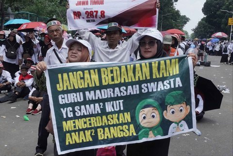 Sejumlah guru honorer madrasah swasta menggelar aksi demonstrasi dengan membawa spanduk tuntutan dan berorasi di Jalan Medan Merdeka Selatan, Gambir, Jakarta Pusat, Kamis (30/10/2025).