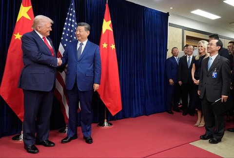 Presiden Donald Trump dan Presiden Tiongkok Xi Jinping) berjabat tangan sebelum pertemuan mereka di Bandara Internasional Gimhae di Busan, Korea Selatan, Kamis, (30/10/2025).