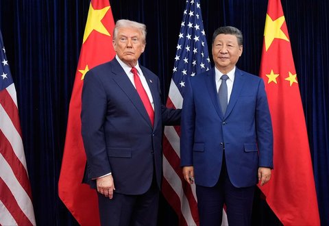 Presiden Donald Trump dan Presiden Tiongkok Xi Jinping)  sebelum melakukan  pertemuan mereka di Bandara Internasional Gimhae di Busan, Korea Selatan, Kamis, (30/10/2025).