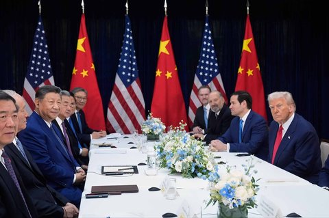 Presiden Donald Trump dan Presiden Tiongkok Xi Jinping menggelar pertemuan puncak di Bandara Internasional Gimhae di Busan, Korea Selatan, Kamis, (30/10/2025).