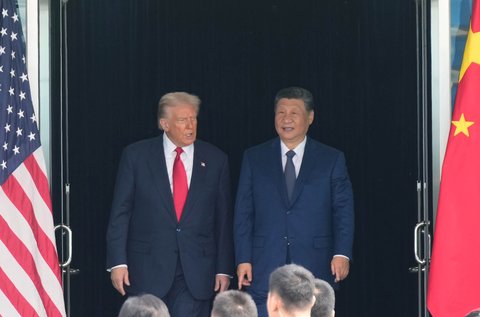 Presiden Donald Trump dan Presiden Tiongkok Xi Jinping)  usai melakukan  pertemuan mereka di Bandara Internasional Gimhae di Busan, Korea Selatan, Kamis, (30/10/2025).