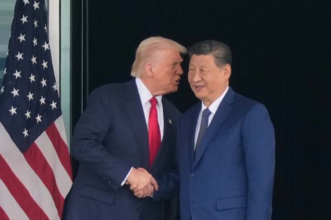 Presiden Donald Trump dan Presiden Tiongkok Xi Jinping)  usai melakukan  pertemuan mereka di Bandara Internasional Gimhae di Busan, Korea Selatan, Kamis, (30/10/2025).