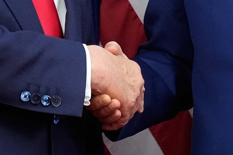 Presiden Donald Trump dan Presiden Tiongkok Xi Jinping)  berjabat tangan usai melakukan  pertemuan mereka di Bandara Internasional Gimhae di Busan, Korea Selatan, Kamis, (30/10/2025).