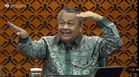 Gubernur Bank Indonesia Perry Warjiyo, dalam konferensi pers Rapat Dewan Gubernur Bank Indonesia Oktober, Kamis (19/10/2023). Perry mengatakan kredit perbankan pada September 2023 tumbuh. (Tira/Liputan6.com)