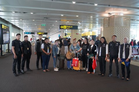 Petugas Kantor Imigrasi Ngurah Rai, Bali, melakukan deportasi 4 WNA Vietnam