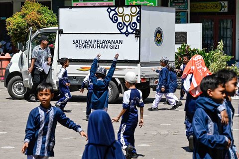 Kendaraan yang memasok MBG tiba di di Sekolah Dasar Negeri 20 Banda Aceh, Aceh, Kamis (30/10/2025).