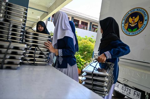 Sejumlah siswa  menyiapkan nampan Makanan Bergizi Gratis (MBG) di Sekolah Dasar Negeri 20 Banda Aceh, Aceh, Kamis (30/10/2025).