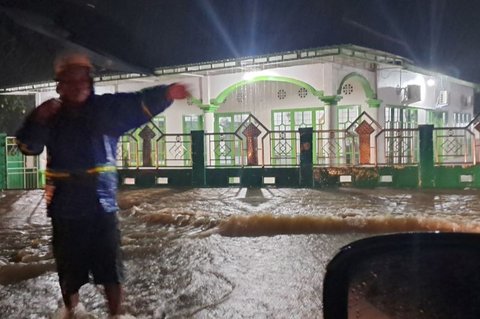Hujan deras selama lima jam membuat ruas jalan di Kabupaten Barru Sulawesi Selatan terendam banjir, mengganggu aktivitas warga dan lalu lintas.