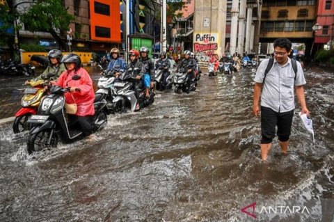Pemerintah Kota Jakarta Selatan menetapkan target ambisius 200 sumur resapan di Tebet setiap tahunnya, menjadi strategi kunci dalam 'Gerakan Menabung Air' untuk mencegah banjir dan menjaga keberlanjutan lingkungan.