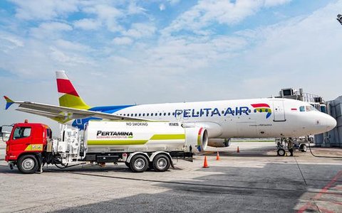 Penerbangan perdana Pelita Air menggunakan Pertamina Sustainable Aviation Fuel (SAF) berbahan baku minyak jelantah (Used Cooking Oil/UCO) berlangsung pada pada Rabu 20 Agustus 2025 dari Termi