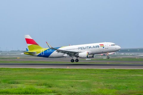 Penerbangan perdana Pelita Air menggunakan Pertamina Sustainable Aviation Fuel (SAF) berbahan baku minyak jelantah (Used Cooking Oil/UCO) berlangsung pada pada Rabu 20 Agustus 2025 dari Termi