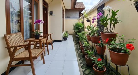 Tips Menata Pot Bunga dan Kursi di Teras Sempit agar Tetap Nyaman
