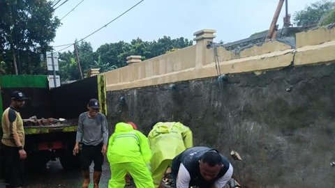 Tembok pembatas di Tempat Pemakaman Umum (TPU) Jeruk Purut, Jalan Benda Bawah, Cilandak Timur roboh. (Dok. Istimewa)