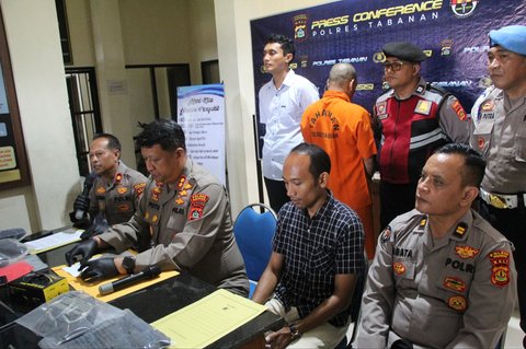 Pelaku penikaman selingkuan saat diamankan di Mapolsek Selemadeg, Tabanan, Bali, Kamis (30/10)