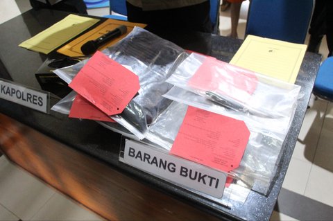 Pelaku penikaman selingkuan saat diamankan di Mapolsek Selemadeg, Tabanan, Bali, Kamis (30/10)