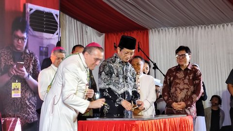 Menteri Agama Nasaruddin Umar usai meresmikan Bangunan Baru Gereja Katedral Makassar, Kamis (30/10) malam
